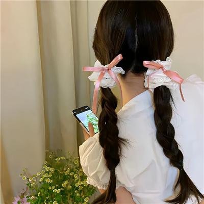 给小酒馆女子喝高杯酒